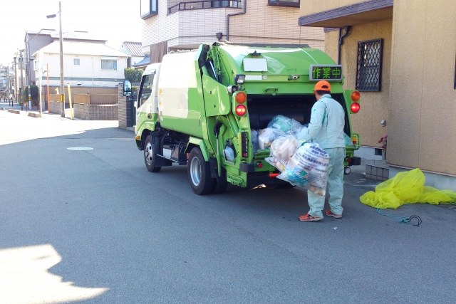 ゴミ回収　パッカー車